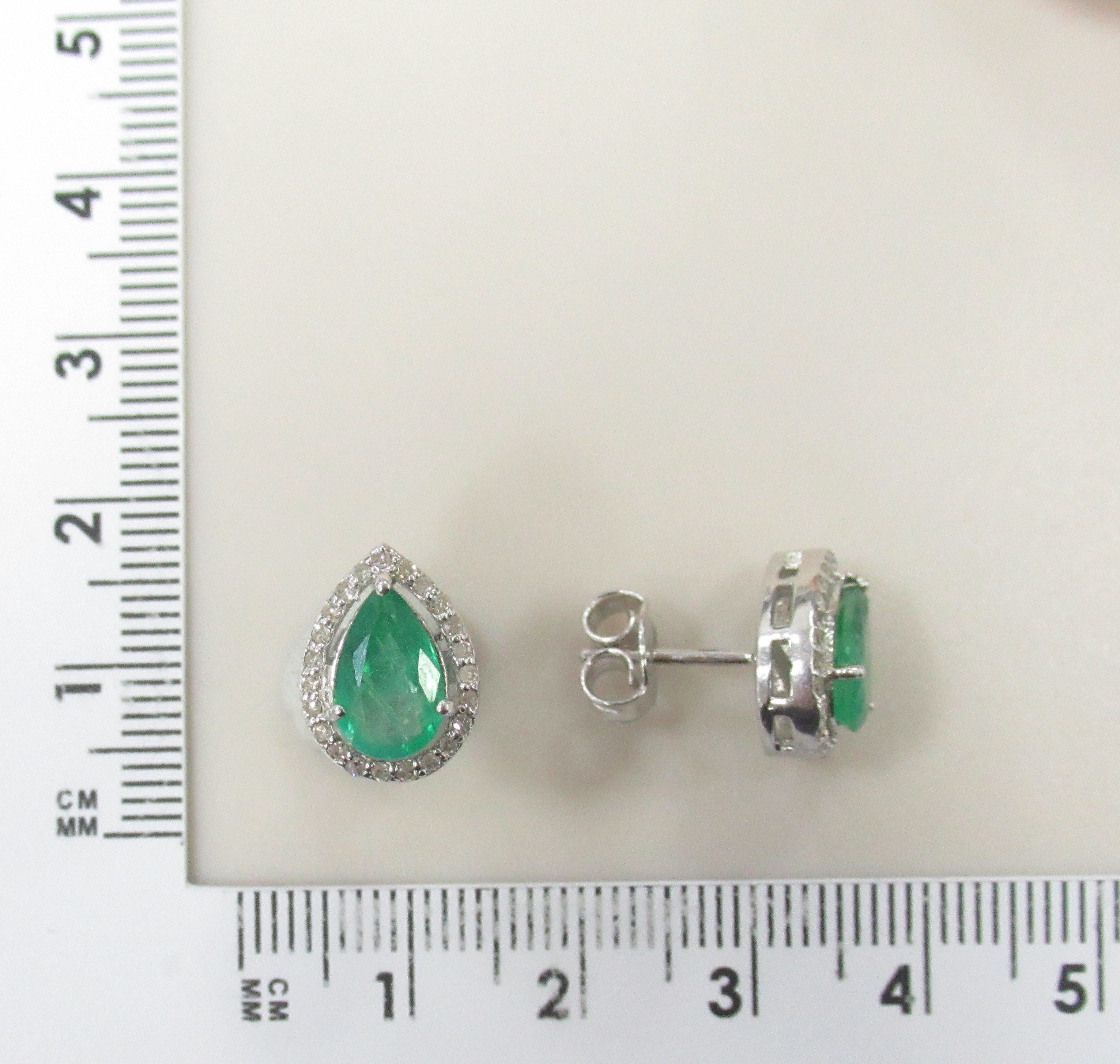 Серебряные серьги 925 пробы; вставки 2 Изумруд (F) 1,97ct 3/Г3; 46 Бр.Кр-17 0,29ct 2/4;